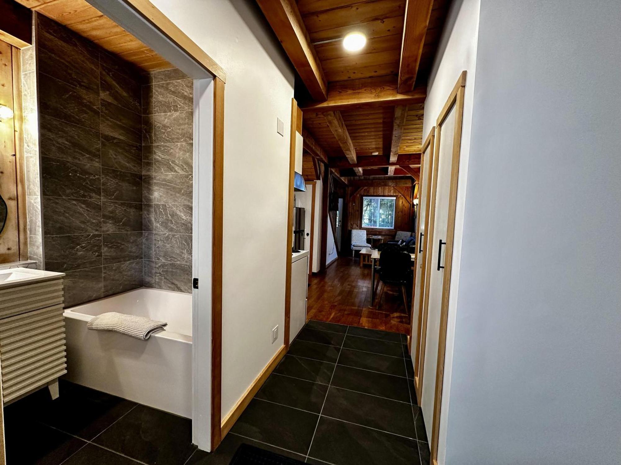 Waterfront Timber Frame Cottage! Юклулет Экстерьер фото